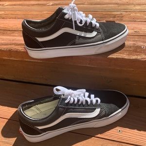 VANS ! Black and white old Skool